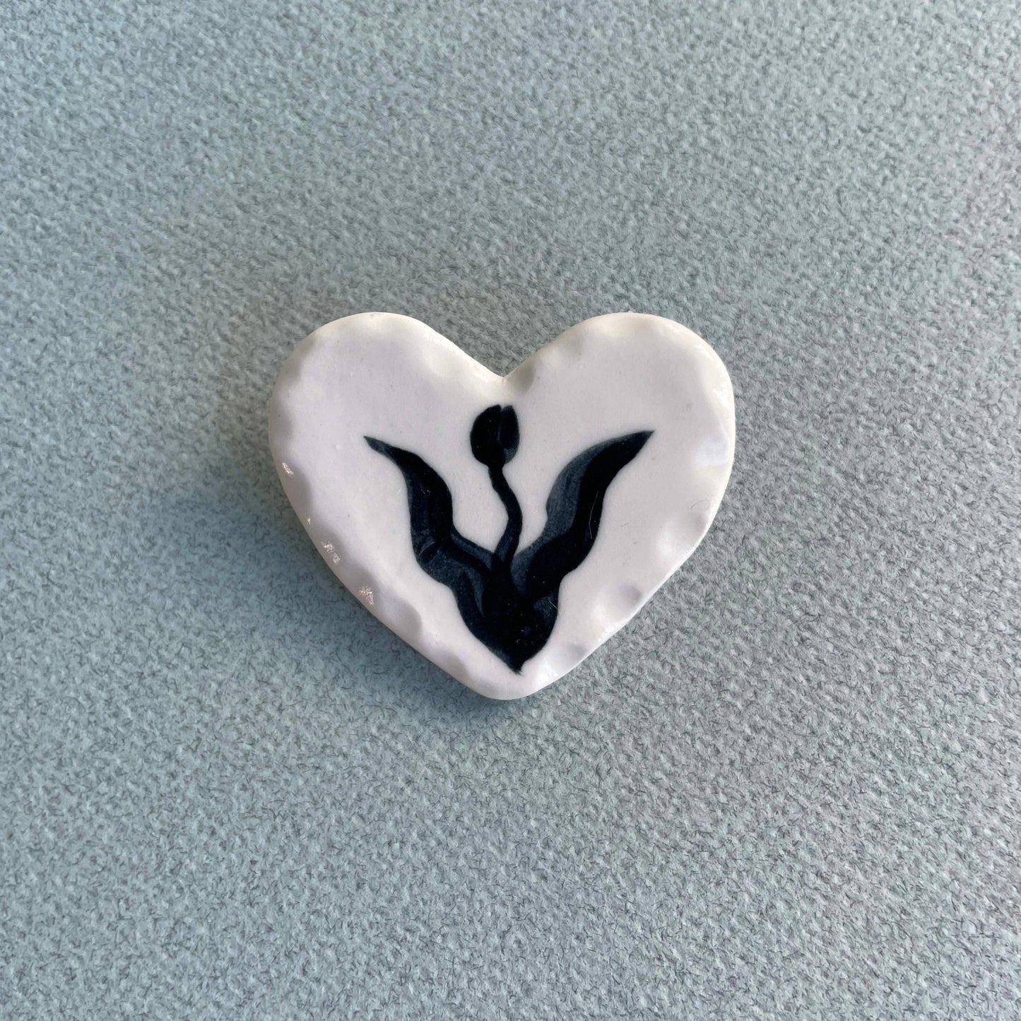 Tulip brooches: White heart tulip
